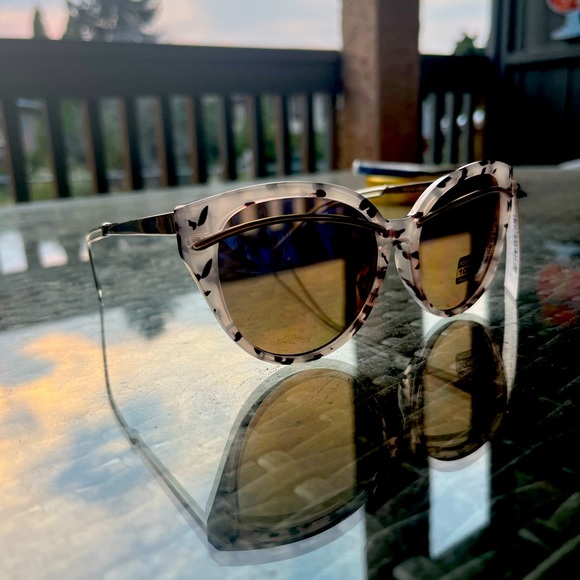 Large Cat Eye Wire Bar Sunglasses - Picture 3 of 3